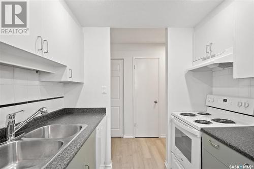 11 111 St Lawrence Crescent, Saskatoon, SK - Indoor Photo Showing Kitchen With Double Sink