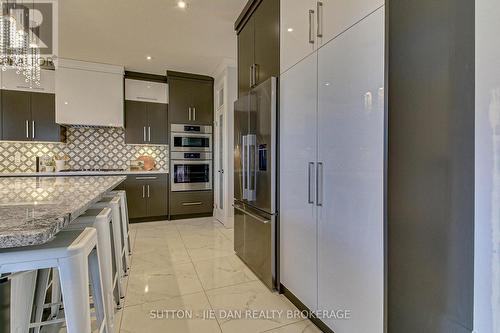 3289 Mersea Street, London, ON - Indoor Photo Showing Kitchen With Upgraded Kitchen