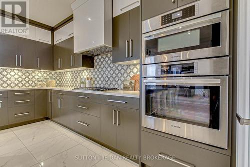 3289 Mersea Street, London, ON - Indoor Photo Showing Kitchen With Upgraded Kitchen