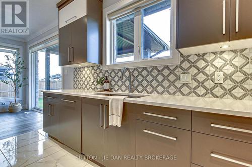 3289 Mersea Street, London, ON - Indoor Photo Showing Kitchen