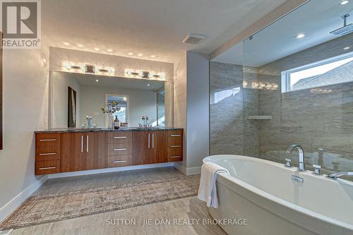 3289 Mersea Street, London, ON - Indoor Photo Showing Bathroom