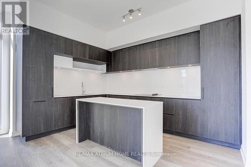 1240 - 10 David Eyer Road, Richmond Hill, ON - Indoor Photo Showing Kitchen