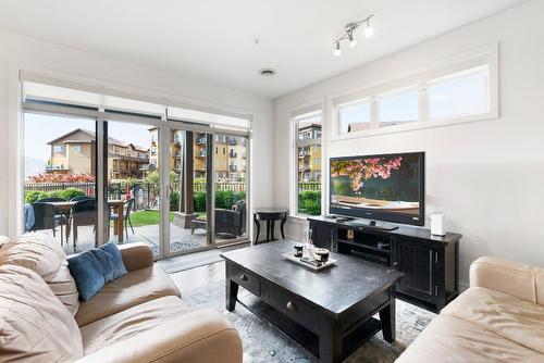 6102-4026 Pritchard Drive, West Kelowna, BC - Indoor Photo Showing Living Room