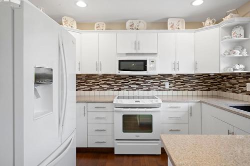 153 Brighton Road, Kelowna, BC - Indoor Photo Showing Kitchen