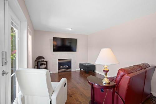 153 Brighton Road, Kelowna, BC - Indoor Photo Showing Living Room With Fireplace