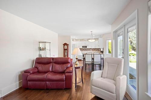 153 Brighton Road, Kelowna, BC - Indoor Photo Showing Living Room