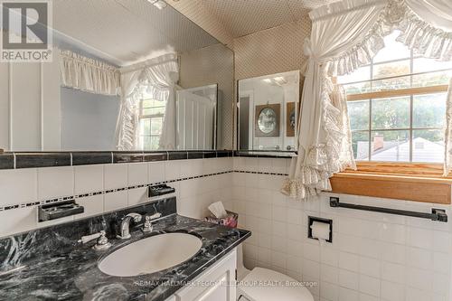 63 Nelson Street, Barrie, ON - Indoor Photo Showing Bathroom