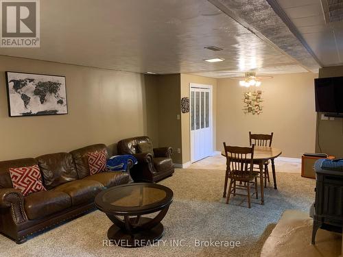 35 Carleton Place, Timmins (Main Area), ON - Indoor Photo Showing Living Room