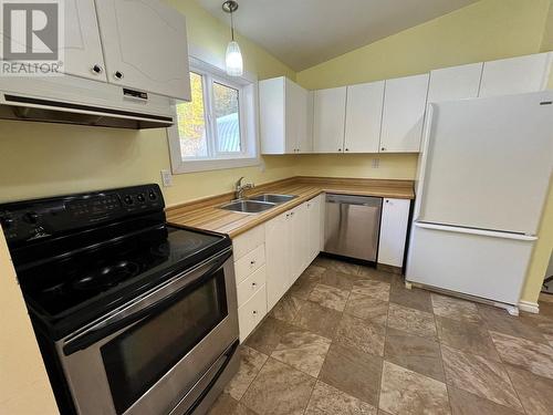 44 Sukunka Place, Tumbler Ridge, BC - Indoor Photo Showing Kitchen With Double Sink