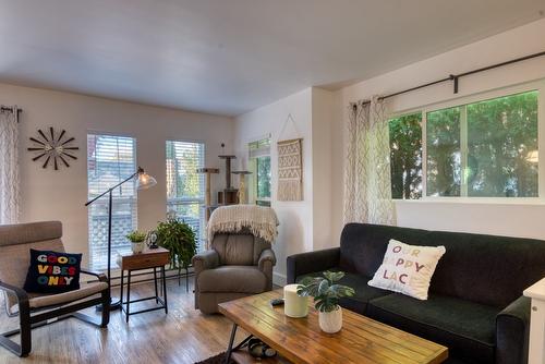 633 Haywood Street, Penticton, BC - Indoor Photo Showing Living Room