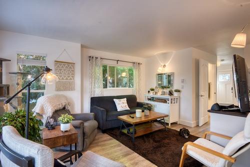 633 Haywood Street, Penticton, BC - Indoor Photo Showing Living Room