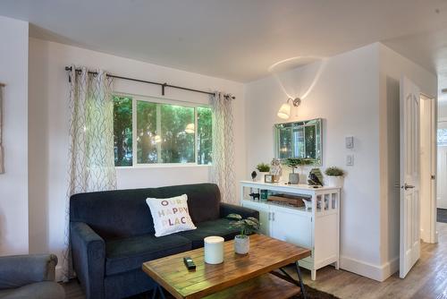 633 Haywood Street, Penticton, BC - Indoor Photo Showing Living Room