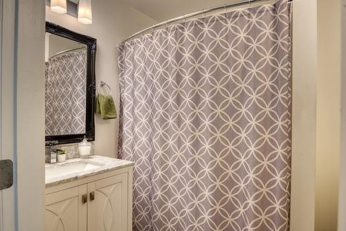 633 Haywood Street, Penticton, BC - Indoor Photo Showing Bathroom