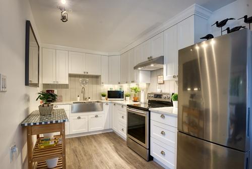 633 Haywood Street, Penticton, BC - Indoor Photo Showing Kitchen With Upgraded Kitchen