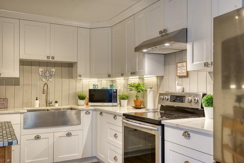 633 Haywood Street, Penticton, BC - Indoor Photo Showing Kitchen