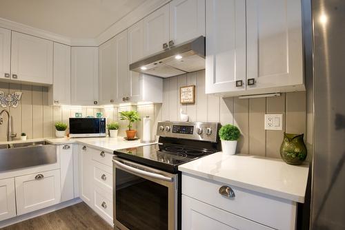 633 Haywood Street, Penticton, BC - Indoor Photo Showing Kitchen