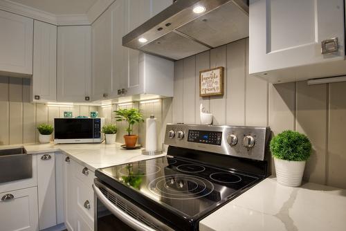 633 Haywood Street, Penticton, BC - Indoor Photo Showing Kitchen