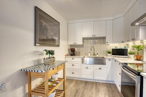 633 Haywood Street, Penticton, BC - Indoor Photo Showing Kitchen