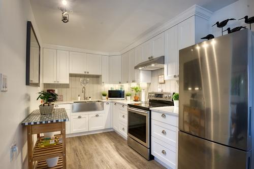 633 Haywood Street, Penticton, BC - Indoor Photo Showing Kitchen With Upgraded Kitchen