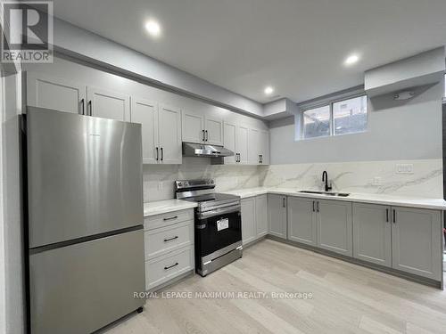 2331 Saw Whet Boulevard, Oakville, ON - Indoor Photo Showing Kitchen With Upgraded Kitchen