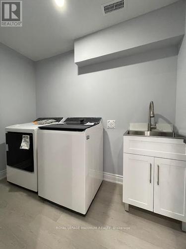 2331 Saw Whet Boulevard, Oakville, ON - Indoor Photo Showing Laundry Room