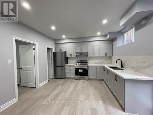 2331 Saw Whet Boulevard, Oakville, ON - Indoor Photo Showing Kitchen With Double Sink