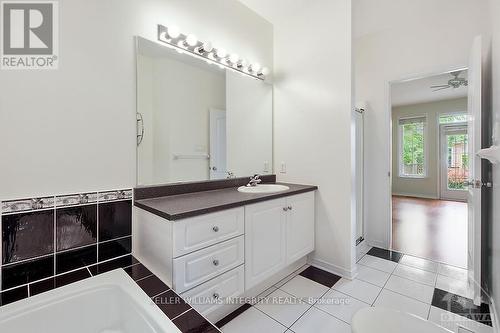 16 Morenz Terrace, Ottawa, ON - Indoor Photo Showing Bathroom