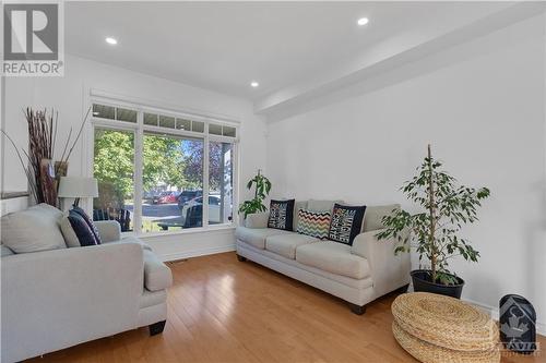 145 Baroness Drive, Ottawa, ON - Indoor Photo Showing Living Room