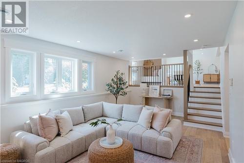 60 Ottawa Avenue, Southampton, ON - Indoor Photo Showing Living Room