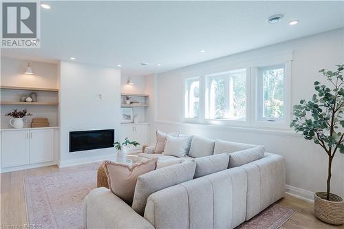 60 Ottawa Avenue, Southampton, ON - Indoor Photo Showing Living Room