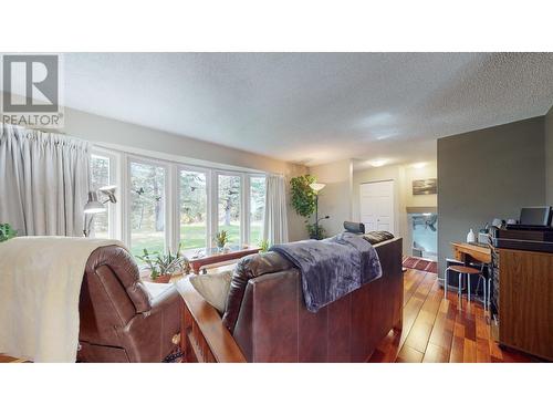 3920 Kahn  Road, Cranbrook, BC - Indoor Photo Showing Living Room