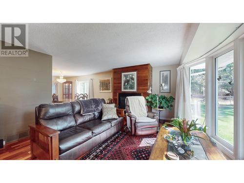 3920 Kahn  Road, Cranbrook, BC - Indoor Photo Showing Living Room