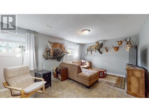 3920 Kahn  Road, Cranbrook, BC - Indoor Photo Showing Living Room