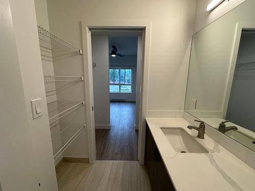 2202 - 410 5Th Avenue, Golden, BC - Indoor Photo Showing Bathroom