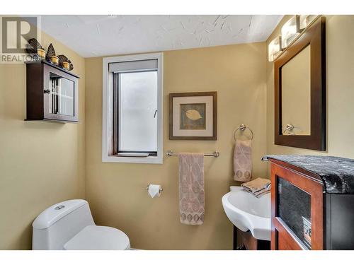 2463 Irvine Ave, Merritt, BC - Indoor Photo Showing Bathroom