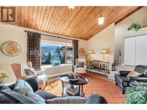 2463 Irvine Ave, Merritt, BC - Indoor Photo Showing Living Room