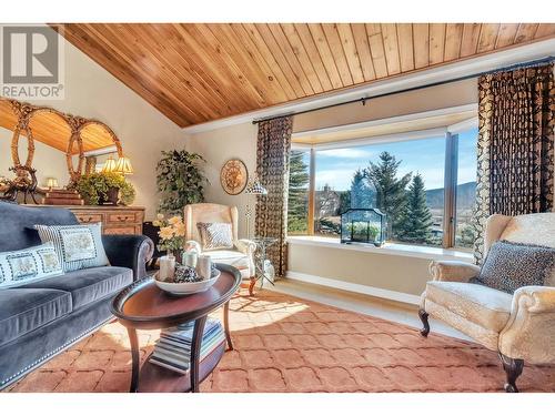 2463 Irvine Ave, Merritt, BC - Indoor Photo Showing Living Room