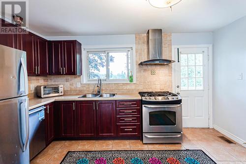 3 Lawndale Court, Bradford West Gwillimbury, ON - Indoor Photo Showing Kitchen With Double Sink