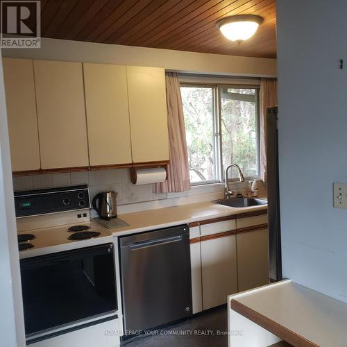 70 Richmond Street, Richmond Hill, ON - Indoor Photo Showing Kitchen