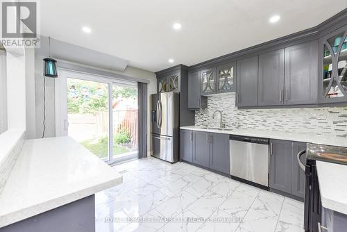 52 Courtleigh Square, Brampton, ON - Indoor Photo Showing Kitchen With Upgraded Kitchen