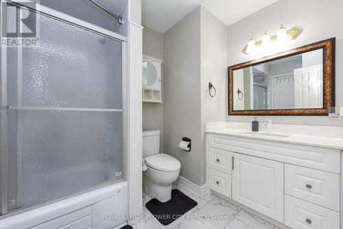 52 Courtleigh Square, Brampton, ON - Indoor Photo Showing Bathroom