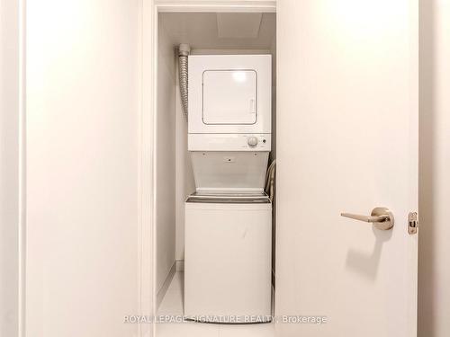 1815-234 Simcoe St, Toronto, ON -  Photo Showing Laundry Room