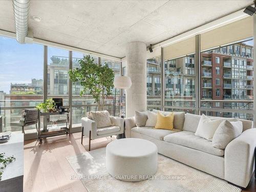 706-33 Mill St, Toronto, ON - Indoor Photo Showing Living Room