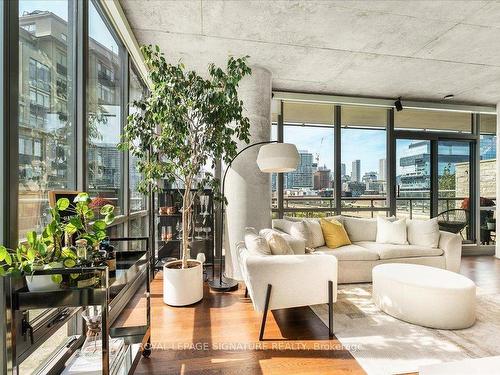 706-33 Mill St, Toronto, ON - Indoor Photo Showing Living Room