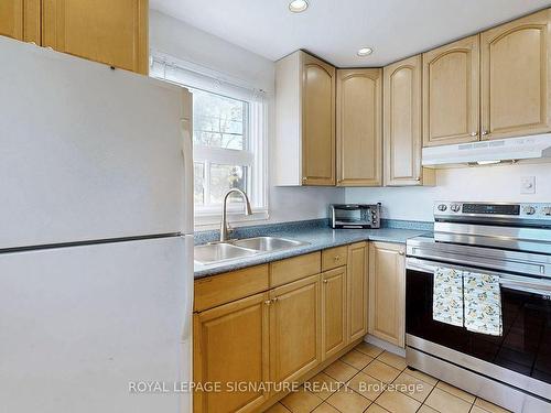 357 Taylor Mills Dr N, Richmond Hill, ON - Indoor Photo Showing Kitchen With Double Sink