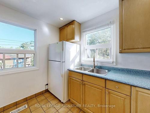 357 Taylor Mills Dr N, Richmond Hill, ON - Indoor Photo Showing Kitchen With Double Sink