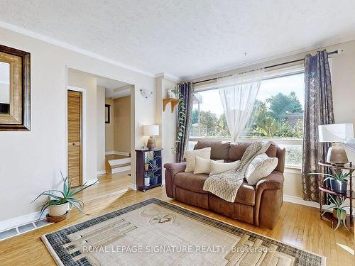 357 Taylor Mills Dr N, Richmond Hill, ON - Indoor Photo Showing Living Room