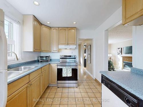 357 Taylor Mills Dr N, Richmond Hill, ON - Indoor Photo Showing Kitchen