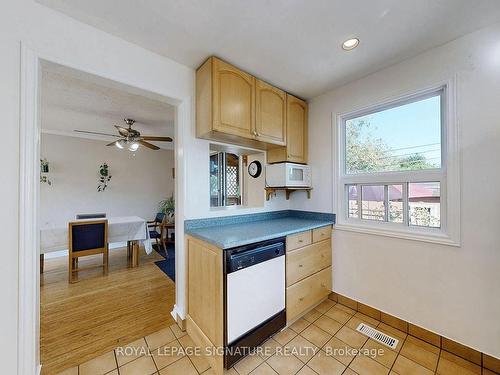 357 Taylor Mills Dr N, Richmond Hill, ON - Indoor Photo Showing Kitchen