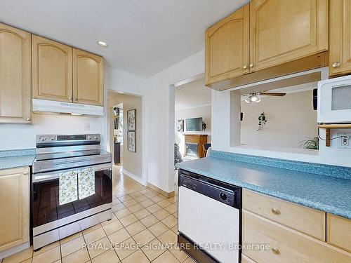 357 Taylor Mills Dr N, Richmond Hill, ON - Indoor Photo Showing Kitchen